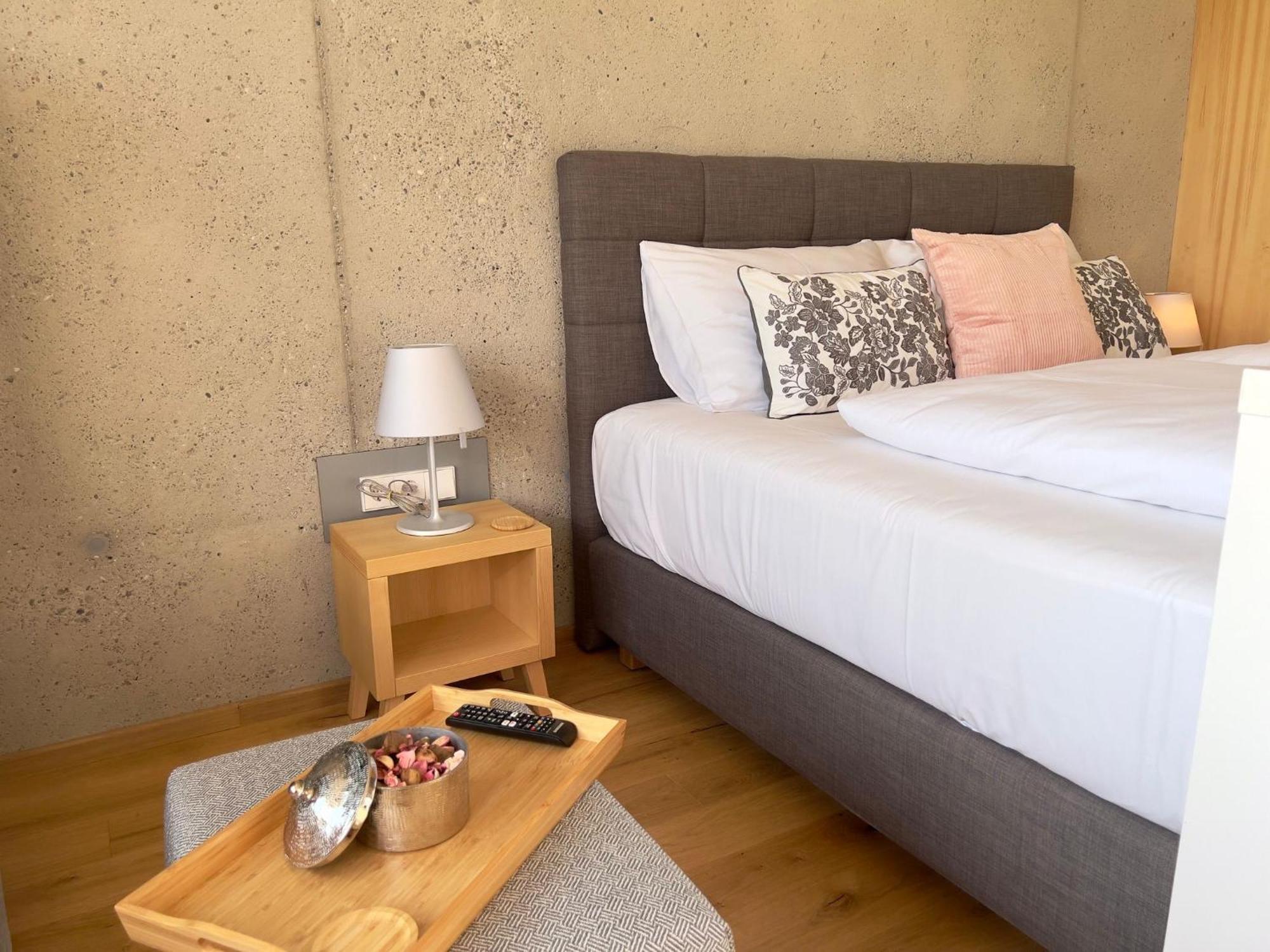 Hideaway An Der Weinstrasse - Pool & Sauna - Apartments Anderlage Spielfeld Bilik gambar